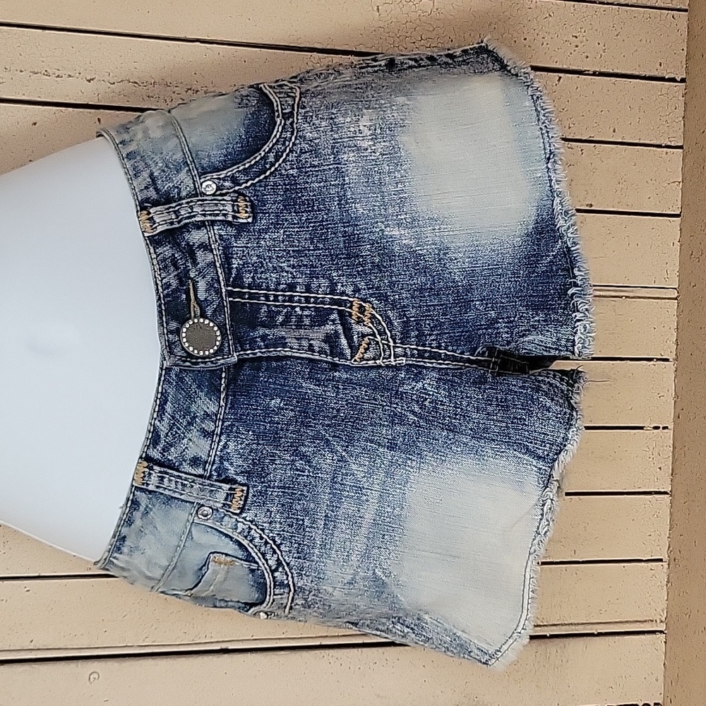 Zanadi wing embellished shorts